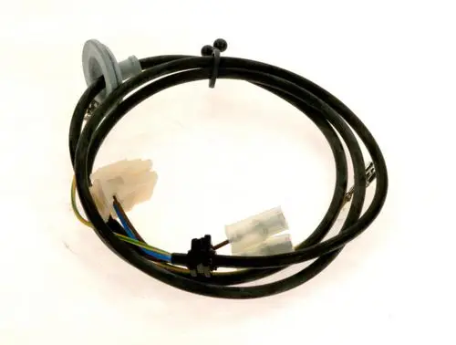 Schwarzes Kabel mit Anschlüssen für elektrische Verbindungen, typischerweise verwendet in Bosch-Geräten zur Energie- oder Signalübertragung.